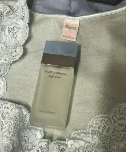 Comment faire tenir Dolce & Gabbana Light Blue toute la journée 4 Comparaison de concentration entre une Eau de Toilette hespéridée de luxe et un Extrait de parfum de laboratoire.