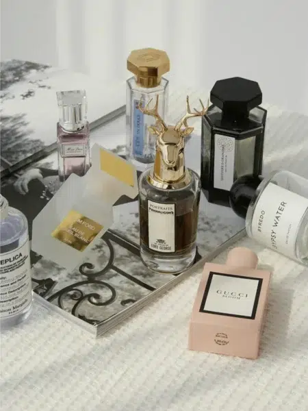 Comparaison des ingrédients et du sillage entre un parfum de luxe traditionnel et une création de parfum de niche exclusive.