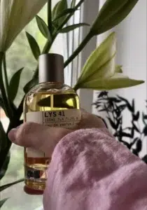 Analyse olfactive : tubéreuse et jasmin dans un parfum de niche traditionnel face à son dupe longue tenue