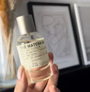 Flacons de parfums de niche montrant une fragrance boisée à la figue et au cèdre à côté d'une marque de luxe.