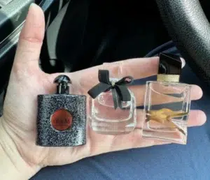 Analyse des flacons : différence de packaging entre une fragrance de luxe et un équivalent olfactif mettant en valeur les mêmes notes de patchouli et datura.
