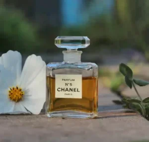 Différence visuelle et olfactive entre le Chanel N°5 original et le parfum générique Imixx No 25 formulé avec des aldéhydes de haute qualité.