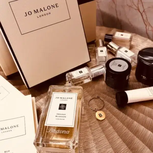 Comparaison visuelle entre un flacon de Cologne de luxe et un dupe Eau de Parfum haute concentration à la Fleur d'Oranger.