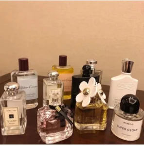 Différence de pyramide olfactive et de concentration entre les grandes marques de parfums de luxe et les fragrances artisanales.