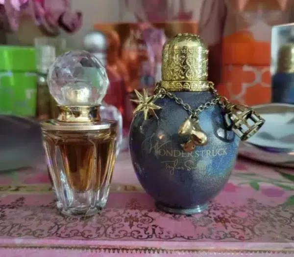 Comparaison visuelle entre un flacon de parfum de luxe traditionnel et une alternative directe usine de haute qualité olfactive.
