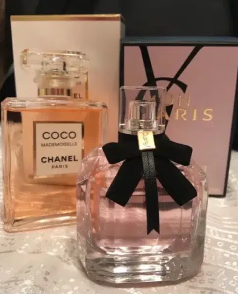 Comparaison olfactive : le parfum de créateur chypré fruité classique à côté de son alternative abordable de haute concentration.