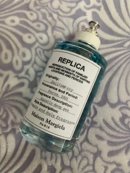 Comparaison entre le parfum de luxe Replica Sailing Day et une alternative Eau de Parfum marine longue durée.