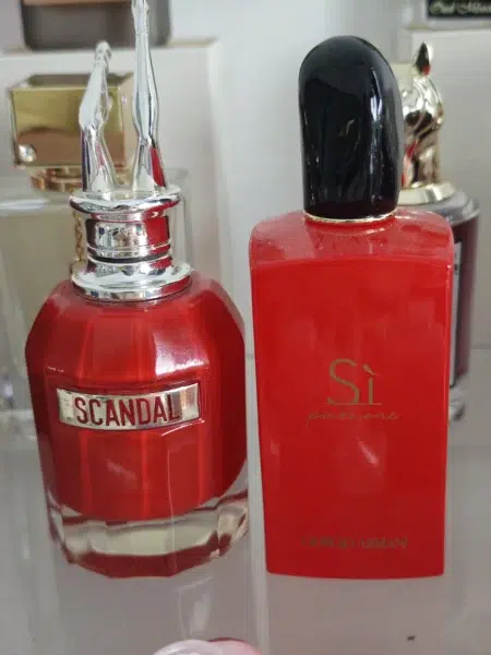 Comparaison entre le parfum de créateur Giorgio Armani Si et un équivalent Eau de Parfum abordable et longue tenue.