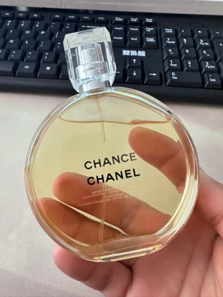 Comparaison de la pyramide olfactive et de la concentration entre un parfum floral de luxe et une alternative Eau de Parfum de laboratoire.