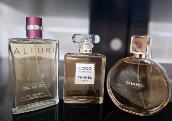 Comparatif olfactif entre un parfum floral-fruité de luxe et une alternative équivalente de haute concentration EDP en laboratoire
