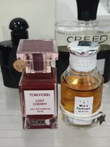 Bouteilles de parfum à la cerise noire : Tom Ford classique contre équivalent artisanal haute tenue