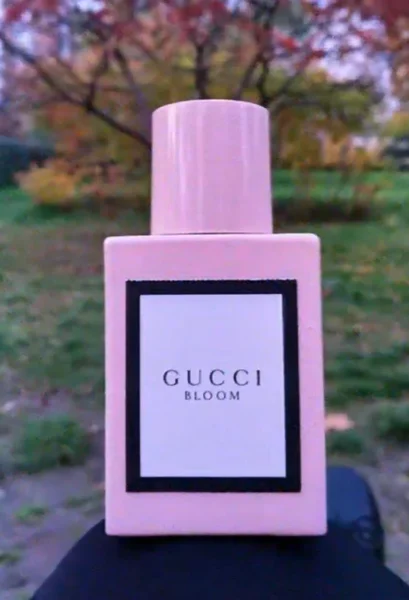 Comparatif visuel entre le parfum de luxe Gucci Bloom et une alternative abordable en extrait de parfum