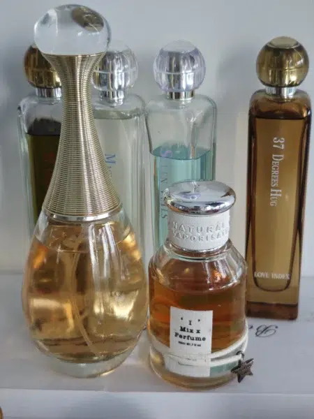Comparaison entre un parfum de luxe floral et un parfum inspiré de J’adore au style floral fruité