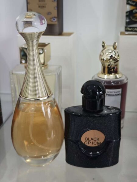 Comparaison visuelle entre un flacon de parfum de luxe floral blanc et une alternative abordable longue tenue.