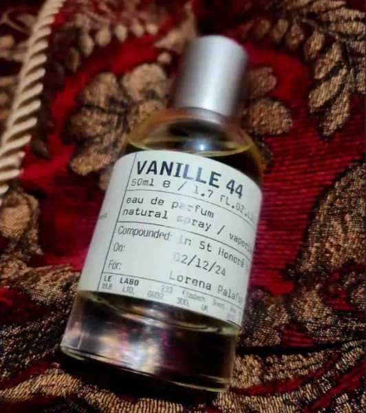 Comparaison visuelle entre un flacon de parfum exclusif de luxe parisien et une alternative de laboratoire en concentration Extrait de Parfum.