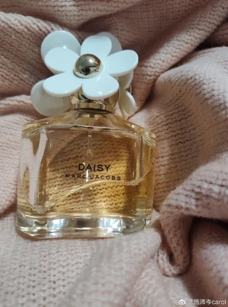 Comparaison visuelle entre un parfum de luxe classique et une Eau de Parfum alternative de haute qualité aux notes de violette