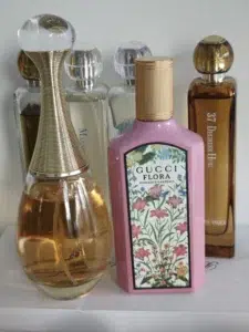 Dupe parfum J’adore présenté à côté d’un parfum de luxe pour comparer les notes florales, le prix et l’expérience olfactive