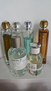 Comment Trouver le Parfait Équivalent au dupe zara Santal 33 : Au-delà du Dupe Zara, l'Expertise de la Parfumerie Révélée 2 Analyse olfactive : le parfum de luxe à gauche contre l'alternative artisanale de la chaîne d'approvisionnement à droite