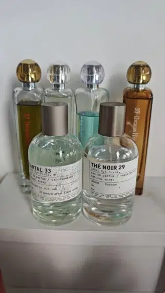 Comparaison de prix et de longévité entre le parfum original de luxe et un équivalent boisé haute concentration