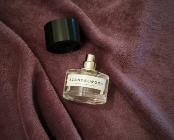 Comparaison des coûts et de la concentration entre un parfum boisé de luxe traditionnel et une alternative de haute qualité au bois de santal.