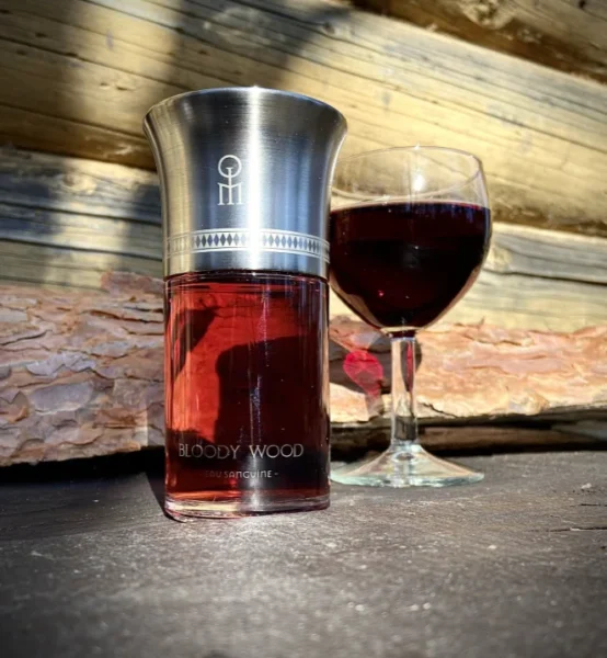 Comparaison de packaging et de prix entre un parfum de niche luxueux et une alternative abordable senteur vin rouge.
