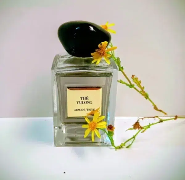 Comparaison entre un parfum de luxe au thé et une alternative inspirée de Thé Yulong