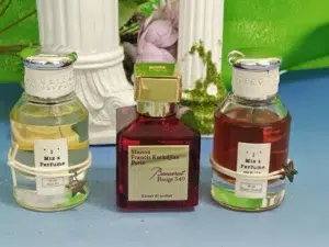 Flacons de parfums côte à côte illustrant la différence de macération pour un sillage persistant aux notes de safran et d'ambroxan