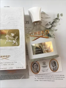 Pyramide olfactive et équivalence : flacon original de Creed Aventus femme à côté d'une alternative premium indépendante.