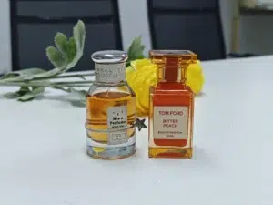 Comparatif visuel entre le flacon de luxe original et le meilleur dupe Tom Ford Bitter Peach proposé par IMIXX Perfume, illustrant la différence de prix.