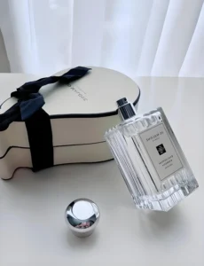 Analyse de prix et structure des coûts entre un parfum classique et une alternative directe usine inspirée du Mimosa et Cardamome