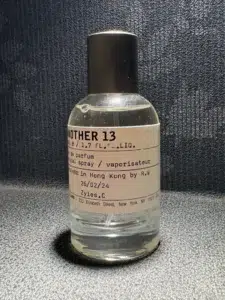 Comment trouver le meilleur Dupe Le Labo Another 13 - Le Guide Ultime des Parfums de Peau 1 Comparatif visuel entre le flacon de luxe Le Labo Another 13 et le dupe de haute qualité IMIXX Cologne sur fond neutre
