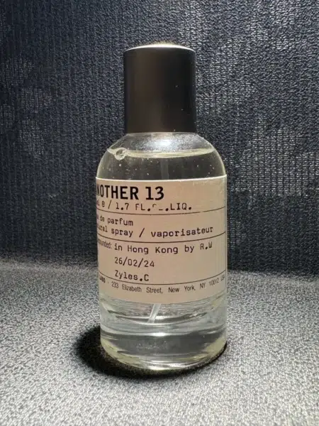Comparatif visuel entre le flacon de luxe Le Labo Another 13 et le dupe de haute qualité IMIXX Cologne sur fond neutre
