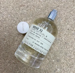 Comparaison visuelle entre Le Labo Rose 31 et un parfum inspiré au profil rose, cumin et boisé