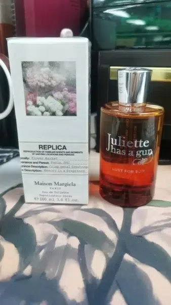 Comparaison visuelle entre un flacon de parfum solaire de luxe et son alternative équivalente formulée en laboratoire avec des notes de monoï.