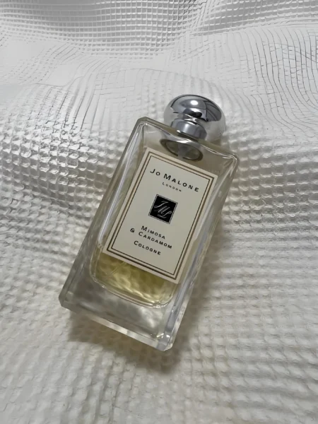 Comment trouver la meilleure alternative à Dupe Jo Malone Mimosa & Cardamom qui dure toute la journée 6 Comparaison de concentration entre une Eau de Cologne de luxe et un dupe Eau de Parfum longue tenue aux notes de mimosa et cardamome