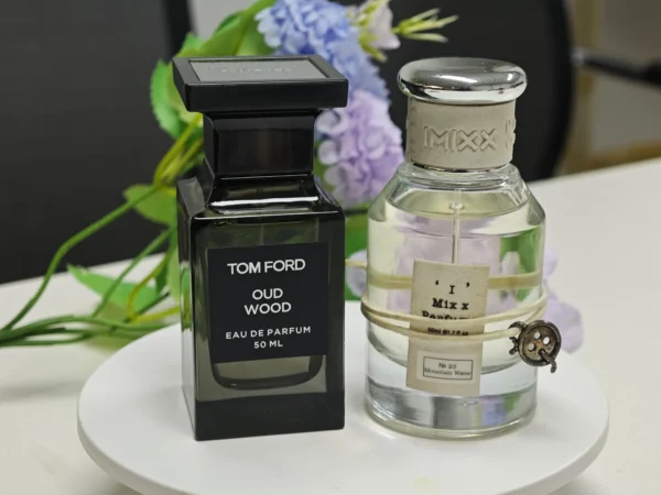 Comment Trouver le Meilleur Dupe Tom Ford Oud Wood Zara : Pourquoi Passer de Zara à une Version Intense (Guide d'Expert) 1 Comparaison visuelle entre le flacon Tom Ford Oud Wood original et une alternative en extrait de parfum intense