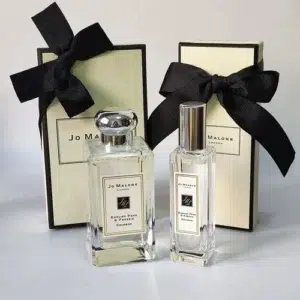 Comment Trouver le Parfait Dupe Jo Malone English Pear & Freesia : Le Guide Scientifique et Industriel pour une Longue Tenue 1 Comparaison entre le flacon de Cologne Jo Malone English Pear and Freesia et une alternative Eau de Parfum longue tenue
