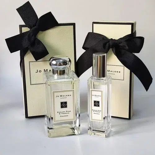 Comparaison entre le flacon de Cologne Jo Malone English Pear and Freesia et une alternative Eau de Parfum longue tenue