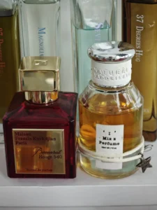 Comparaison visuelle entre le flacon de luxe Baccarat Rouge 540 et l'alternative IMIXX No 19 formulée en laboratoire