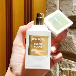Comparaison entre un parfum de luxe coûteux et une alternative générique longue tenue aux notes solaires