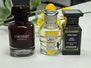 Test olfactif et comparaison de prix entre une fragrance boisée de créateur et son meilleur dupe de haute concentration fabriqué en laboratoire.