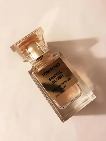 How to : Trouver le Parfait Dupe Santal Blush (Guide d'Expert sur la Supply Chain du Parfum) 4 Comparaison entre un parfum de luxe coûteux et une alternative abordable au bois de santal